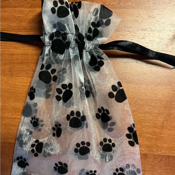 GIFT BAGS with black paw prints - Picture 2 of 4